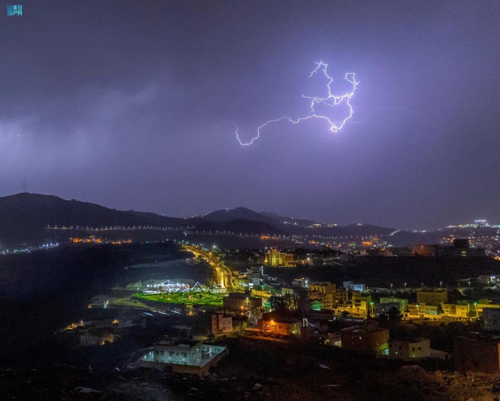لمعان البرق وزخات المطر في الباحة