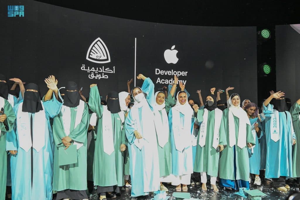أكاديمية مطوري آبل النسائية تحتفي بتخريج أولى دفعاتها