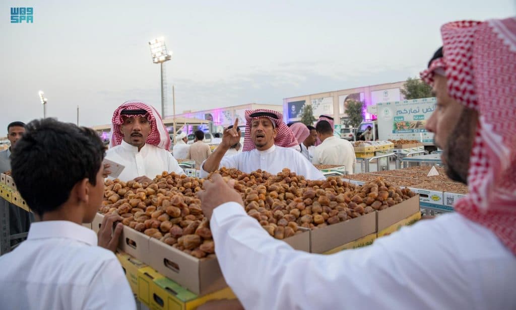 الصقعِي والمجّدُول يتصدران المبيعات بموسم عنيزة للتمور