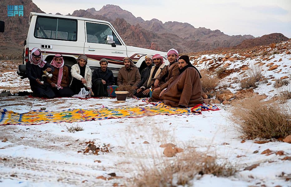 البياض يغطي جبل اللوز بمنطقة تبوك