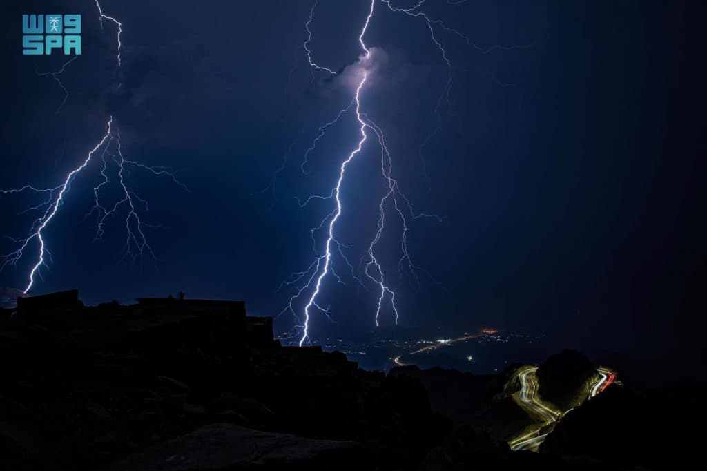 البرق يعانق قمم الهدا
