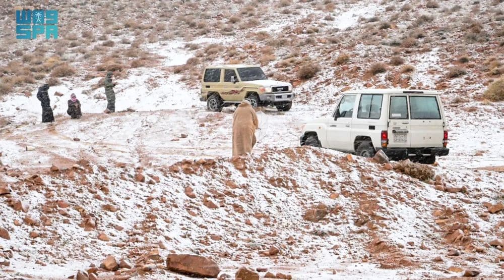 الثلوج تغطي سفوح جبال اللوز