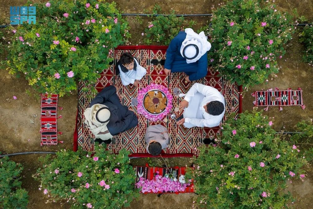 ورد الطائف .. فضاء عذب يصافح موائد إفطار الصائمين