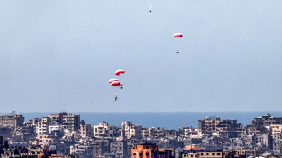 غزيون ابتلعهم البحر أثناء محاولتهم انتشال علب طعام