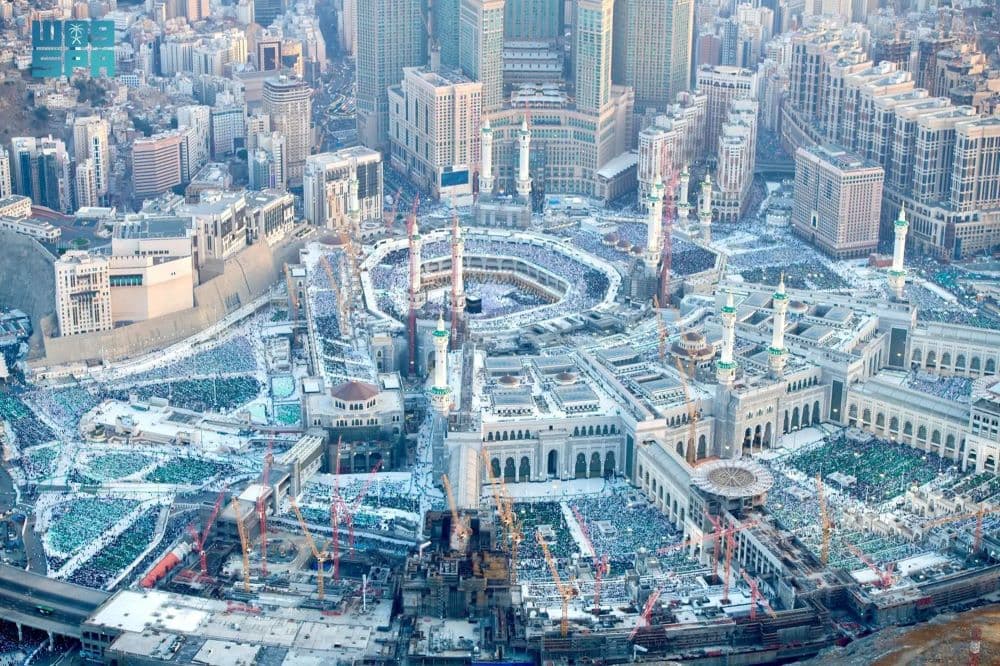 طيران أمن الدولة يرصد ساحات المسجد الحرام