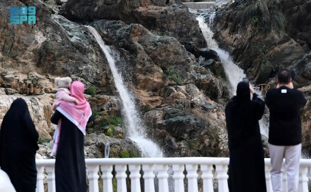 الأجواء المعتدلة تجذب المتنزهين في عسير