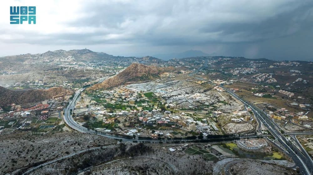 جبال الطائف.. أجواء عليلة بقطرات المطر