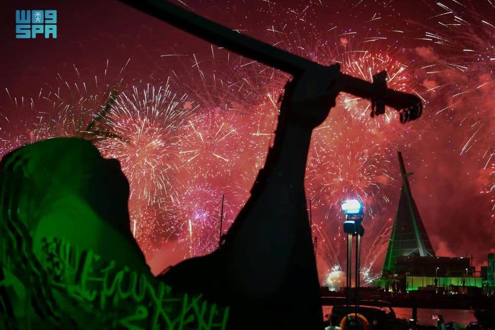 الألعاب النارية تنير سماء المملكة في اليوم الوطني