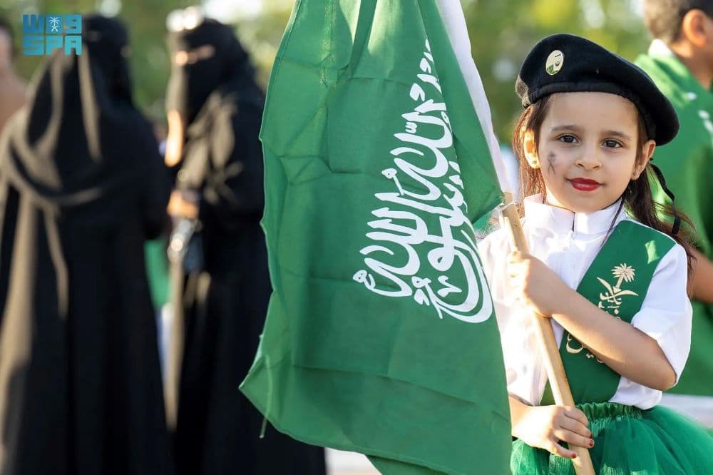 فرحة أطفال تبوك باليوم الوطني