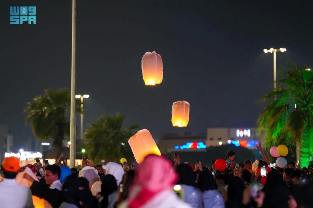 المناطيد المضيئة تجذب زوار ” شتاء جازان 25″