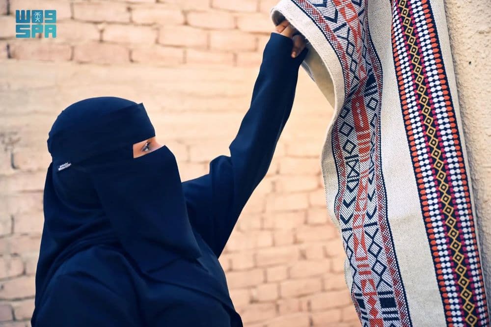 سعودية تحول معالم وتراث العُلا لتصاميم مبتكرة