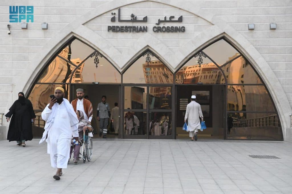 معابر المشاة”.. ممرات آمنة لتحسين تجربة الزائرين وتيسير وصولهم إلى المسجد النبوي