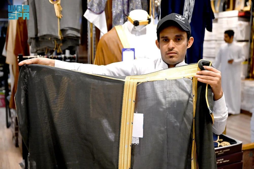 البشوت.. أبرز أزياء العيد بالمنطقة الشرقية