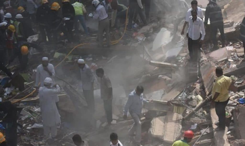 بينهم 3 أطفال.. انهيار مبنى يودي بحياة 11 شخصًا على الأقل في نيودلهي