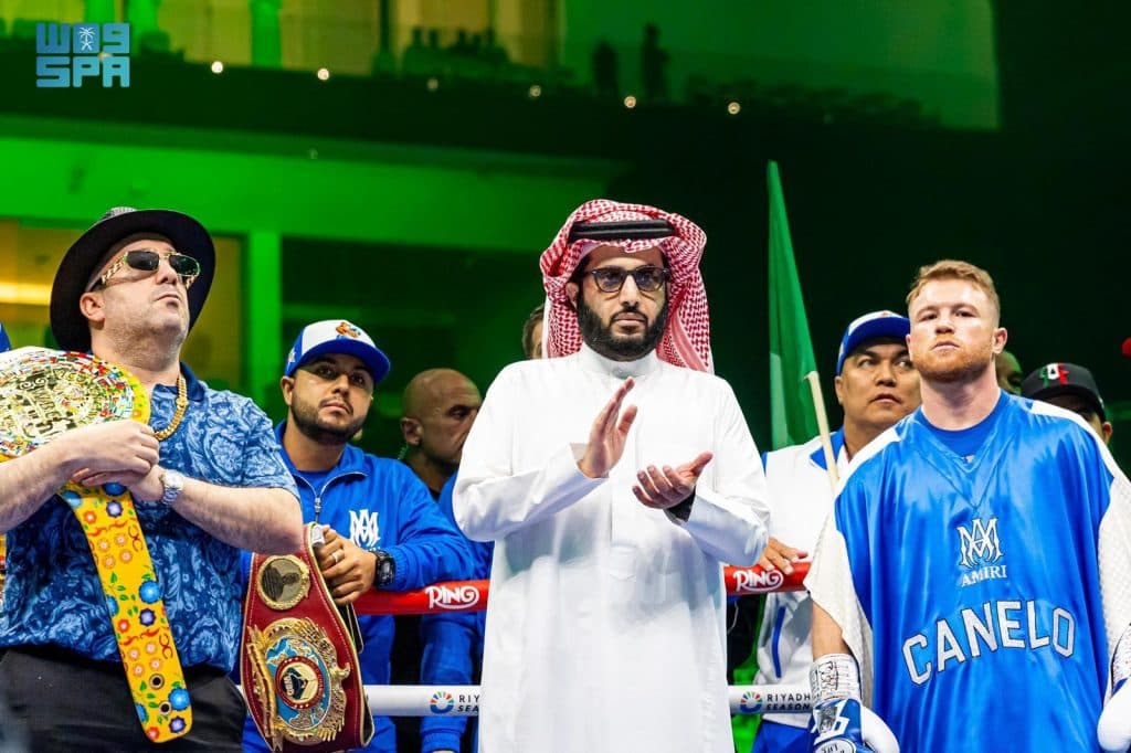 كانيلو ألفاريز يفوز ببطولة العالم بلا منازع للوزن المتوسط الفائق