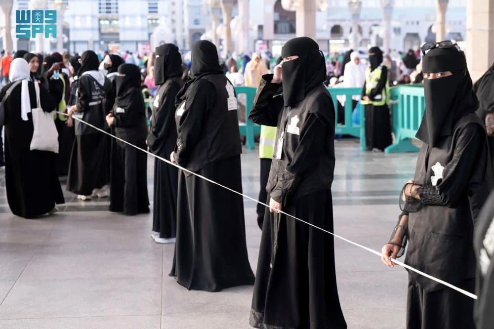 دور محوري للمرأة السعودية في خدمة ضيوف الرحمن