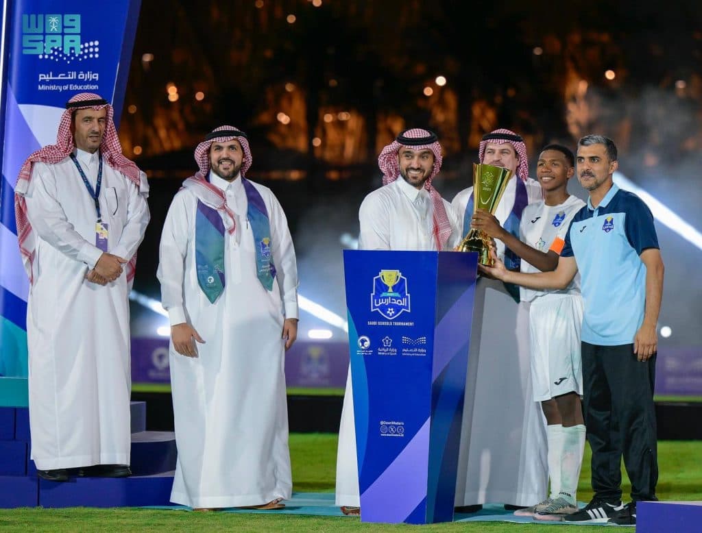 وزير الرياضة يشهد ختام دوري المدارس لكرة القدم بنسخته الخامسة