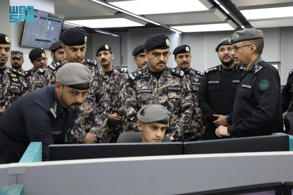 قائد قوات أمن المنشآت المكلف يزور مركز العمليات الأمنية الموحدة (911) بمكة