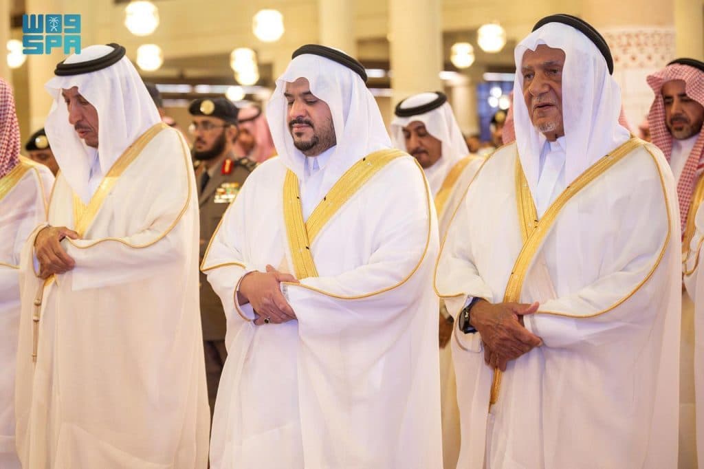 نائب أمير الرياض يؤدي صلاة عيد الأضحى المبارك ويستقبل المهنئين