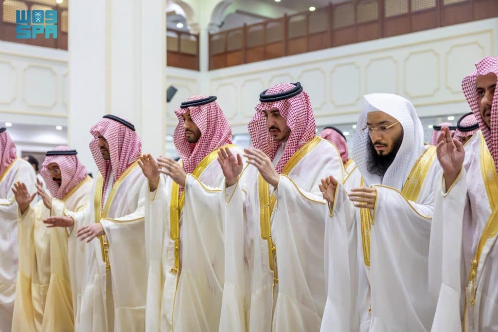 أمير منطقة الجوف ونائبه يؤديان صلاة عيد الأضحى المبارك ويستقبلان المهنئين