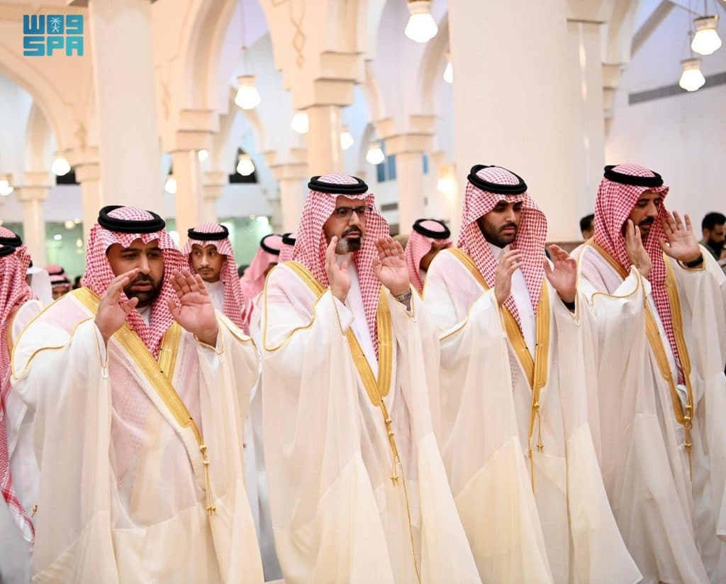أمير منطقة جازان ونائبه يؤديان صلاة عيد الأضحى المبارك مع جموع المصلين