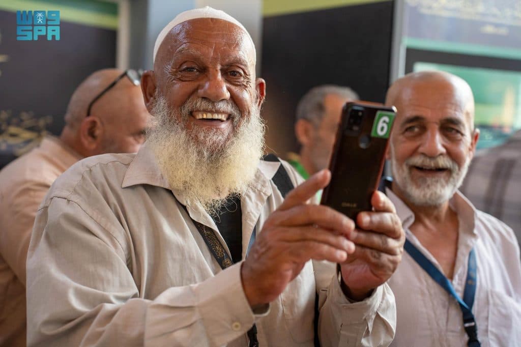 ابتسامات تُضيء وجوه الحجاج.. ضيوف برنامج خادم الحرمين: نعيش فرحة العمر وسط كرم الضيافة ورحابة الاستقبال