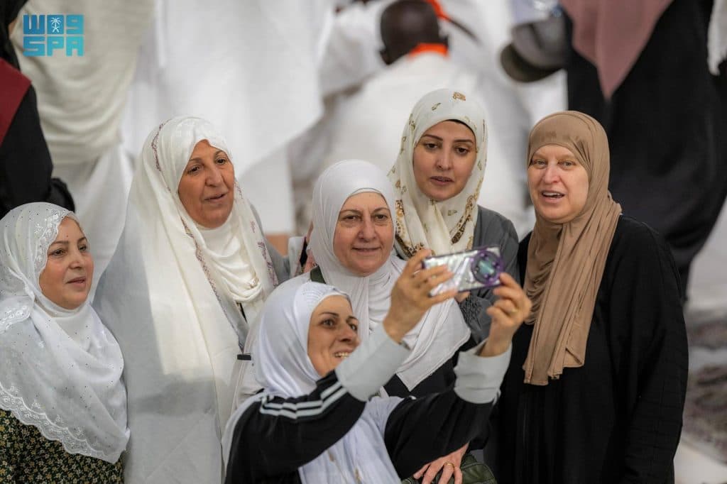 الحجاج يعايدون أحبتهم من المشاعر المقدسة