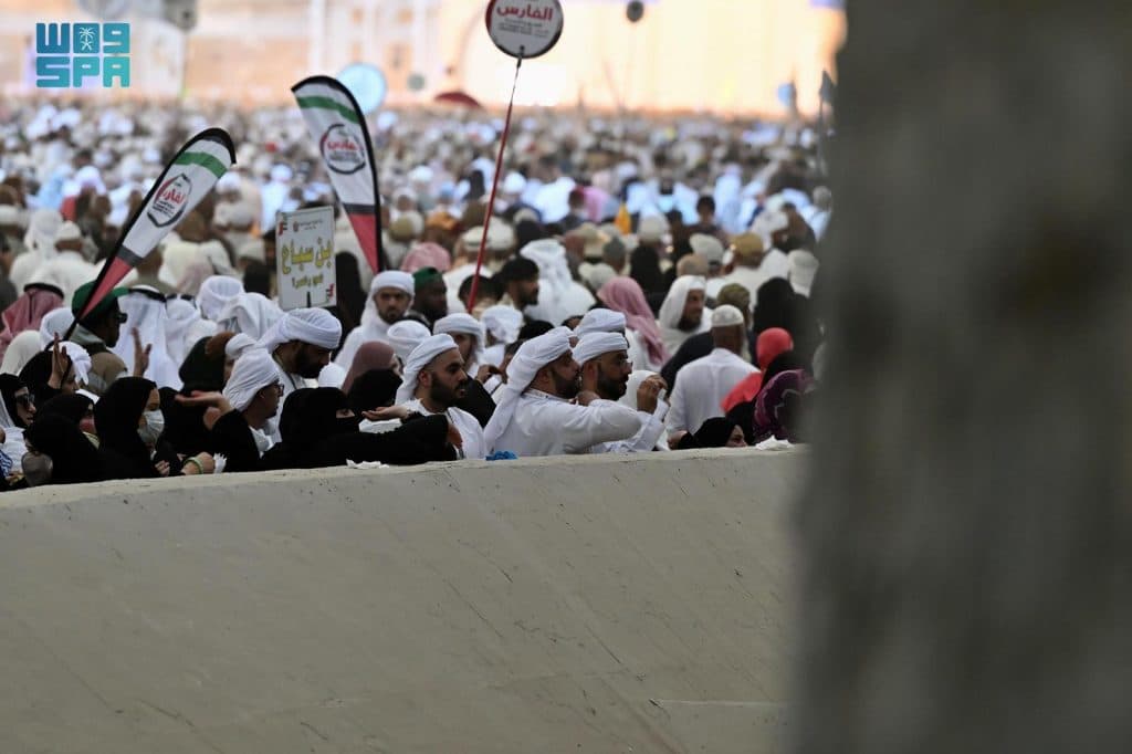 حجاج بيت الله الحرام يكملون رمي الجمرات الثلاث في أول أيام التشريق