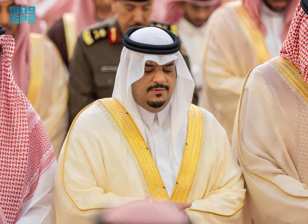 نائب أمير منطقة الرياض يؤدي صلاة الميت على عبدالله القحطاني