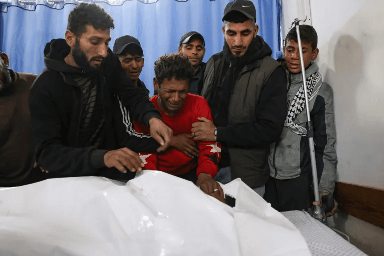 جُلّهم أطفال ونساء.. ارتفاع عدد الشهداء الفلسطينيين بقطاع غزة إلى 54.880 شهيدًا