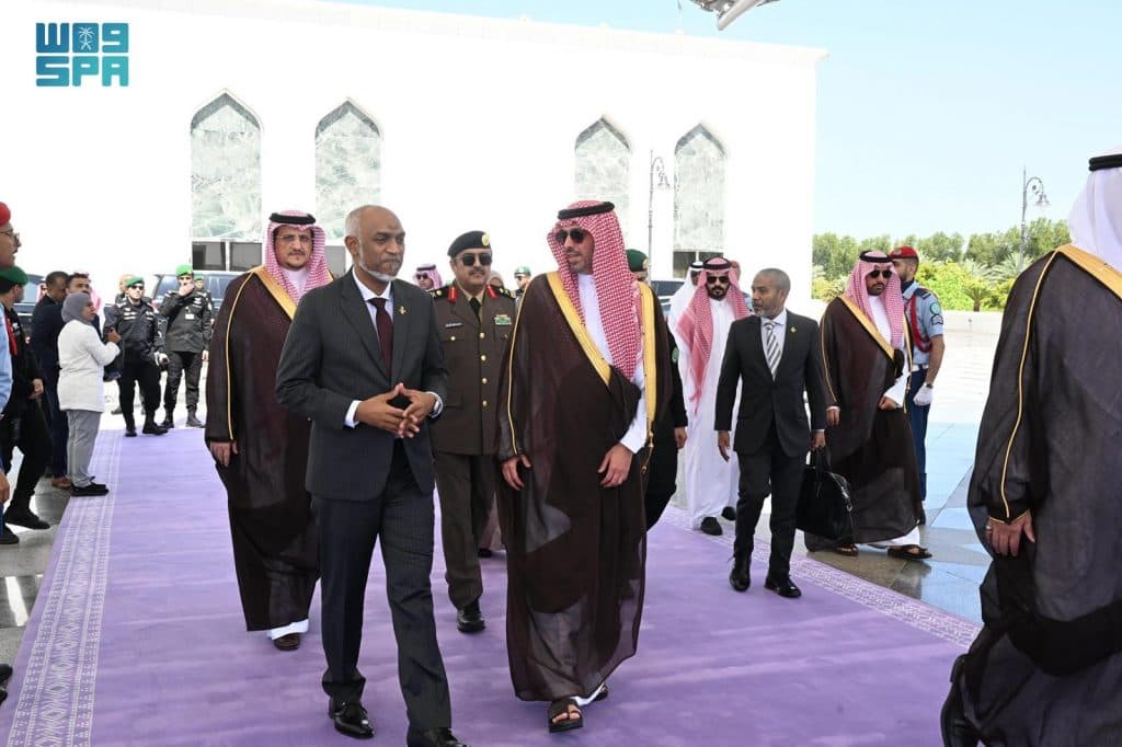 الأمير سعود بن عبدالله بن جلوي بمقدمة مودعيه.. رئيس جمهورية المالديف يُغادر جدة