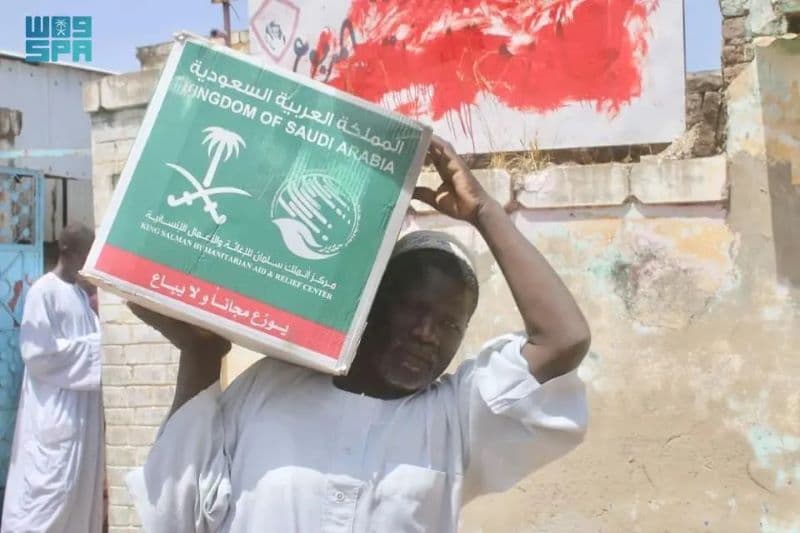 مركز الملك سلمان للإغاثة يوزع 1.500 سلة غذائية بولاية سنار في السودان