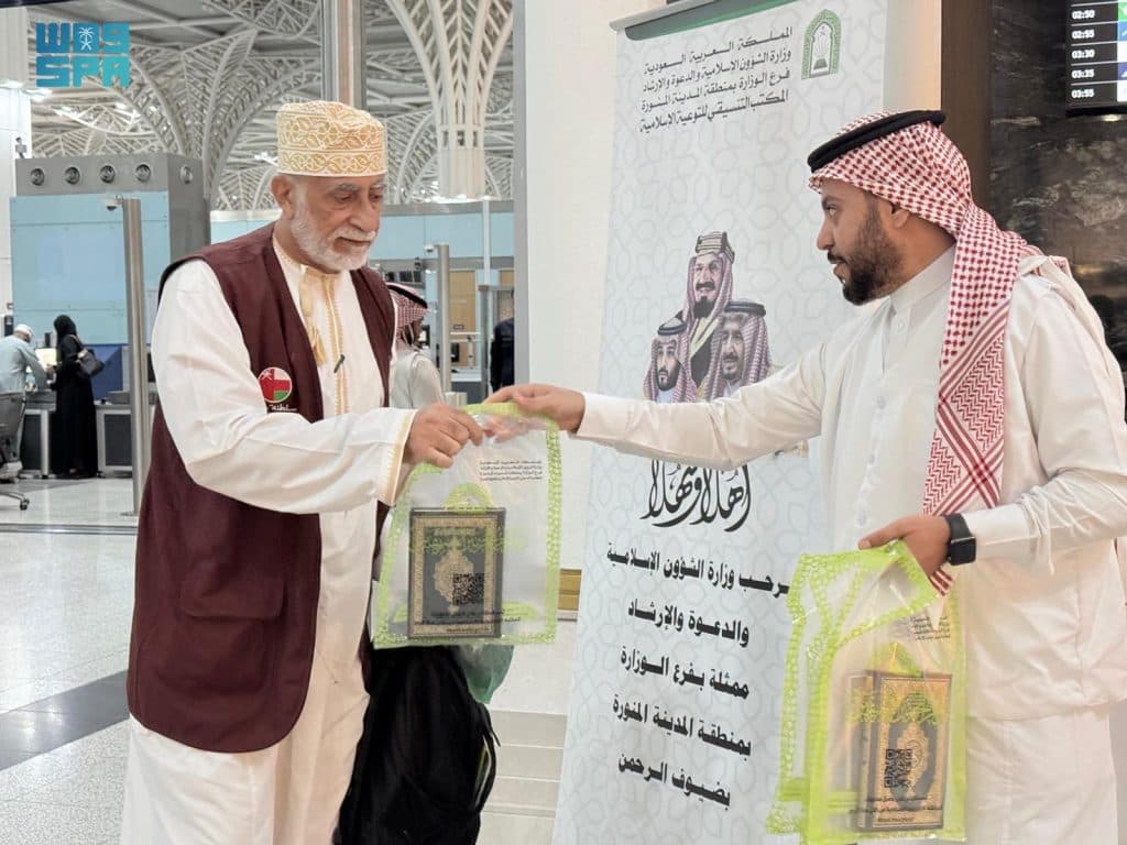 “الشؤون الإسلامية” توزع هدية خادم الحرمين الشريفين على الحجاج المغادرين عبر مطار المدينة المنورة