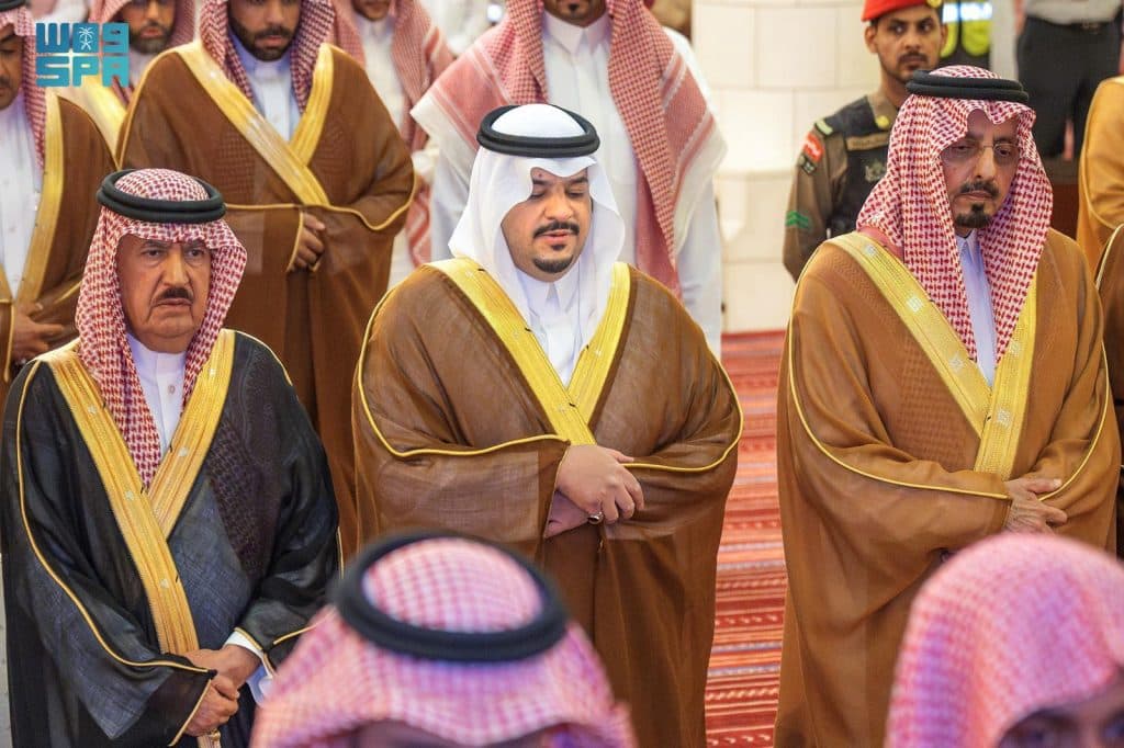 نائب أمير منطقة الرياض يؤدي صلاة الميت على الأمير فيصل بن تركي بن سعود الكبير