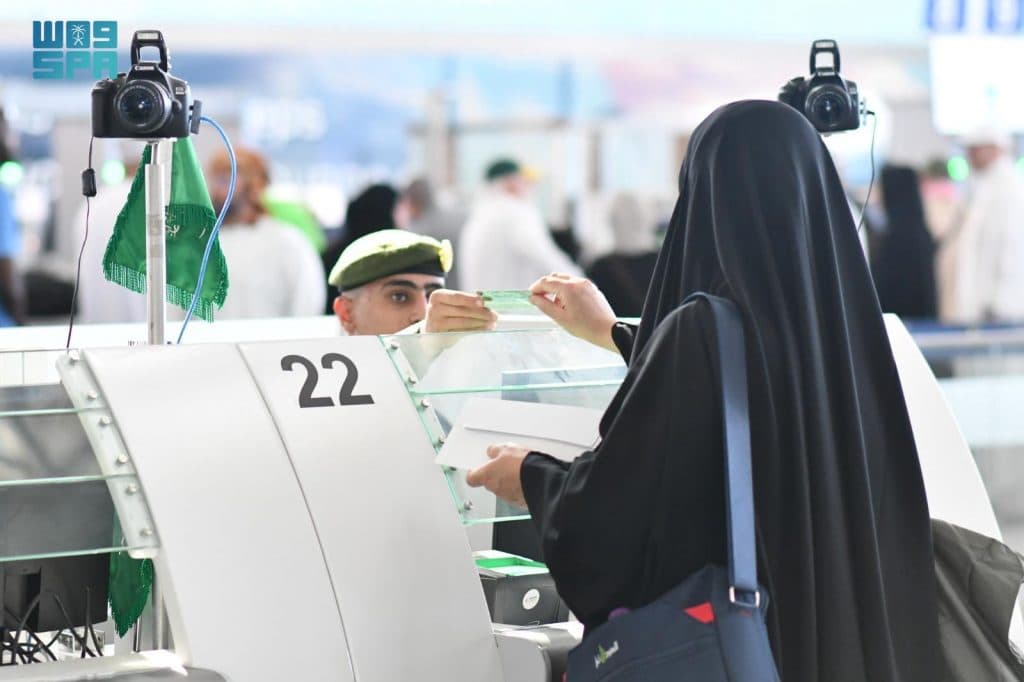 الجوازات تنهي إجراءات مغادرة أولى رحلات ضيوف الرحمن بعد أدائهم مناسك الحج عبر مطار المدينة المنورة