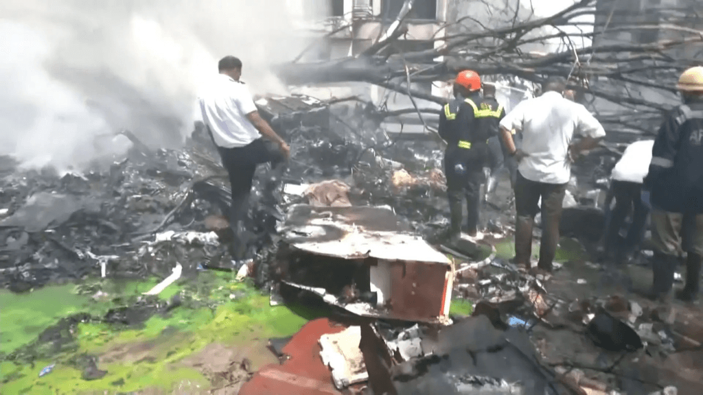 مقتل جميع ركاب الطائرة الهندية المنكوبة.. وترقّب لإعلان المزيد من الضحايا في المنطقة السكنية “موقع السقوط”