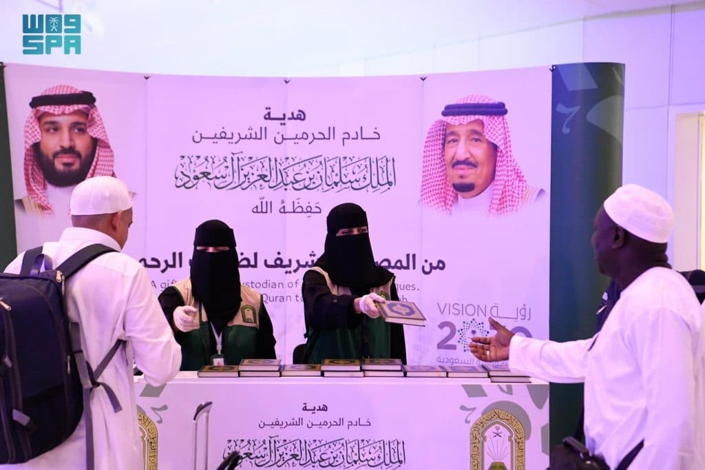 الشؤون الإسلامية تواصل توزيع هدية خادم الحرمين من المصحف الشريف