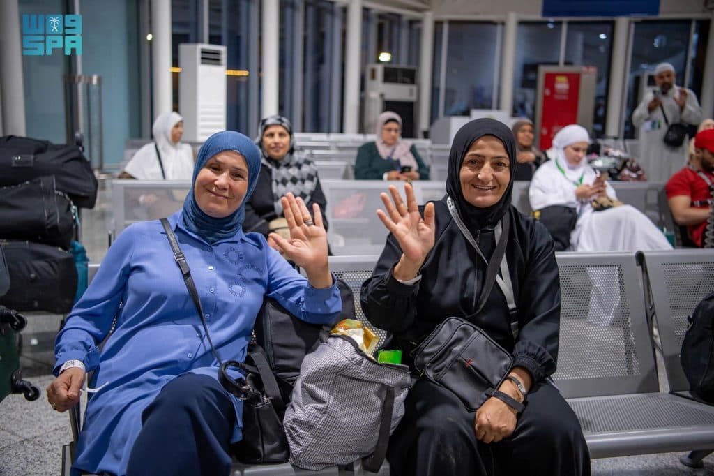 ضيوف برنامج خادم الحرمين للحج يواصلون مغادرة المملكة بعد أداء المناسك وزيارة المدينة المنورة