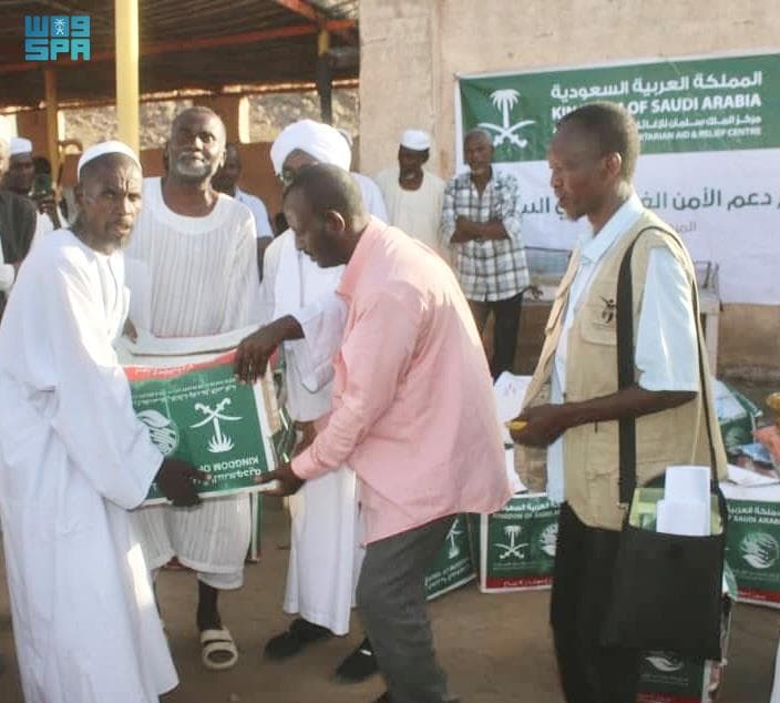 “اغاثي الملك سلمان” يوزع (1.500) سلة غذائية في السودان