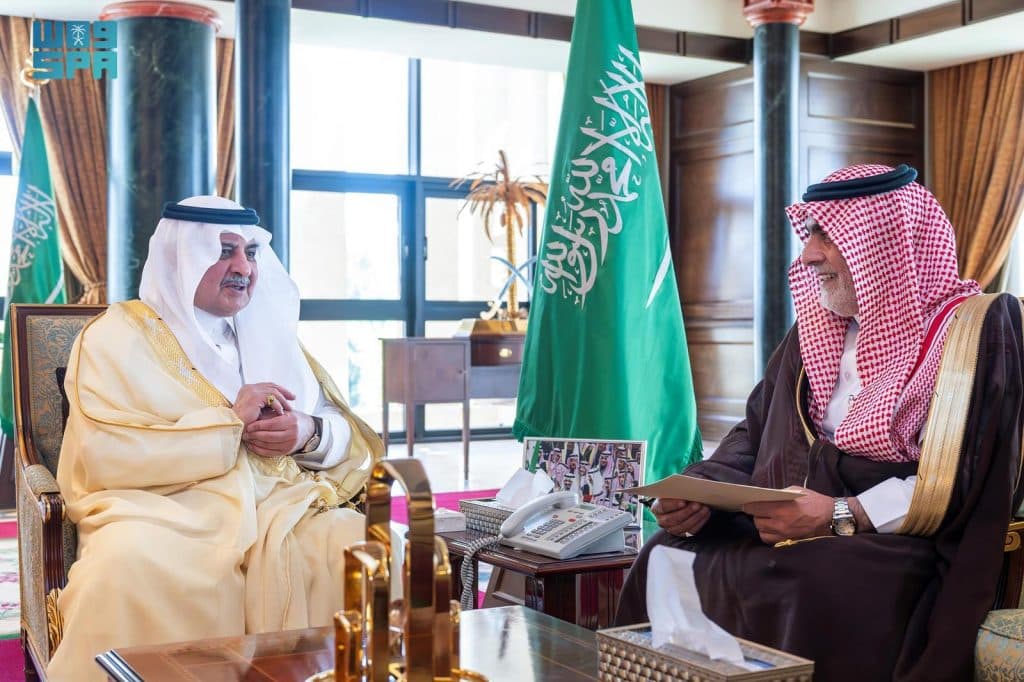 أمير تبوك يستقبل مدير التعليم ويطّلع على سير الاختبارات بالمنطقة