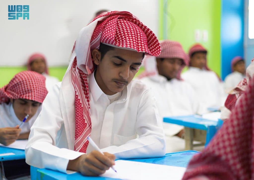 وسط استعدادات تامة بالمدارس.. آلاف الطلاب والطالبات يؤدون اختبارات الفصل الدراسي الثالث بجميع أنحاء المملكة