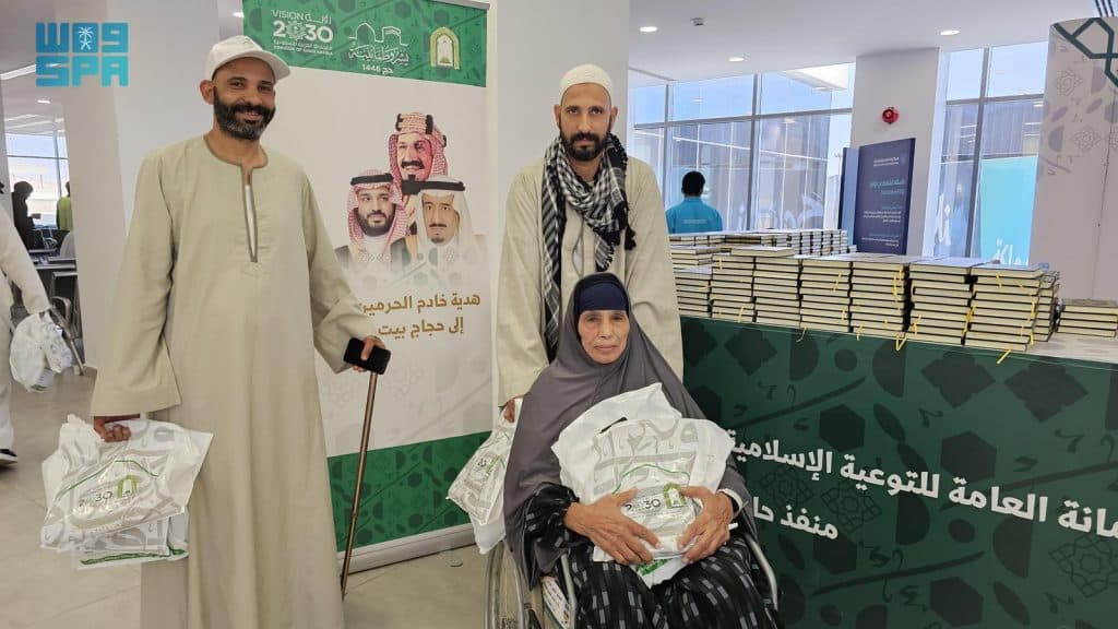 “الشؤون الإسلامية” توزع هدية خادم الحرمين الشريفين على الحجاج المغادرين عبر منفذ حالة عمار