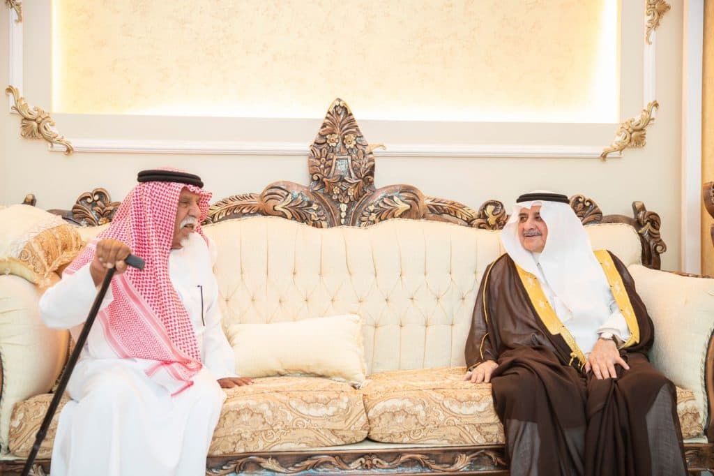 أمير تبوك يعزي الشيخ عبدالله الضيوفي في وفاة شقيقه