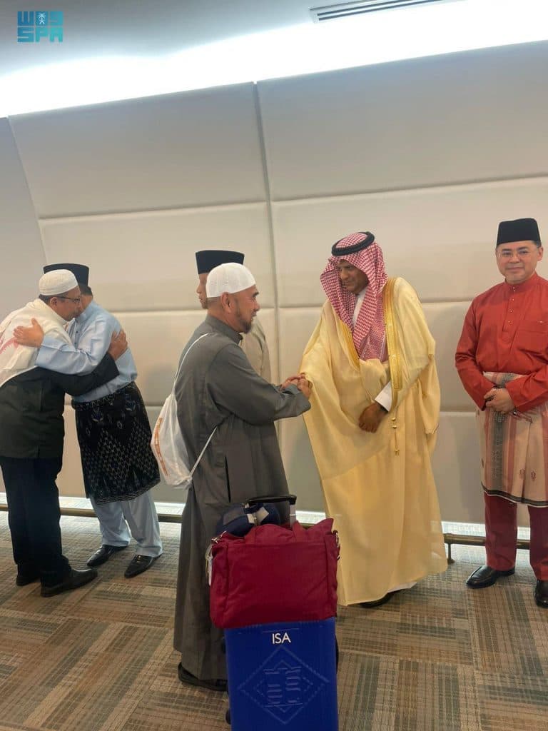 سفير المملكة لدى بروناي دار السلام يستقبل الحجاج العائدين من المشاعر المقدسة