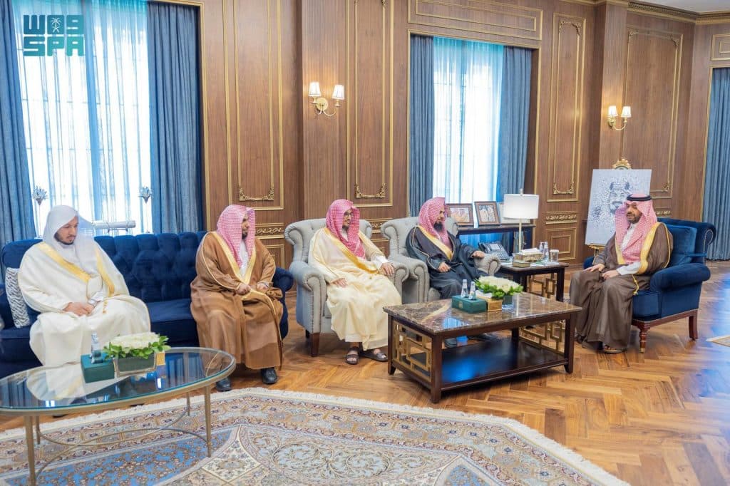 أمير الحدود الشمالية يستقبل المهنئين من رؤساء المحاكم والقضاة بمناسبة عيد الأضحى