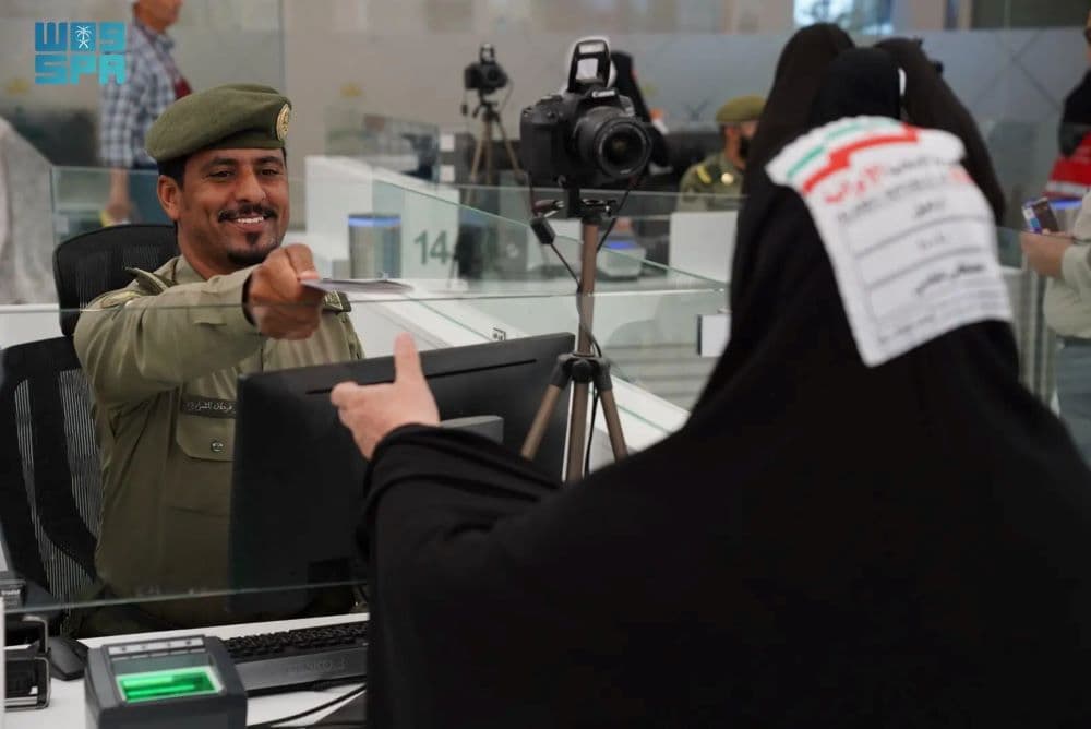 الجوازات تقدم خدماتها لتسهيل مغادرة ضيوف الرحمن من إيران