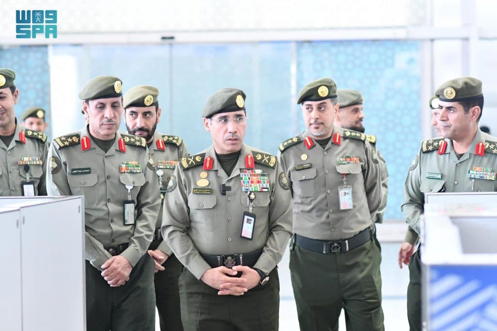 اللواء المربع يقف على الخدمات المقدمة لضيوف الرحمن في صالات الجوازات بمطار المدينة المنورة