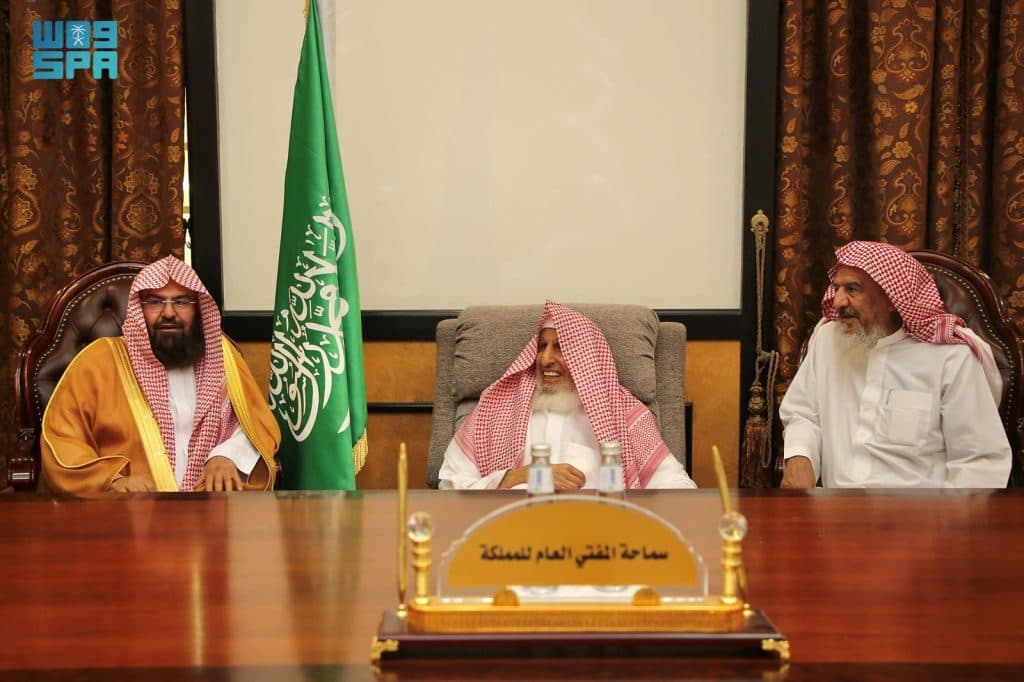 مفتي عام المملكة يستقبل السديس وأئمة الحرم ويشيد بجهود رئاسة الشؤون الدينية في خدمة الحجاج
