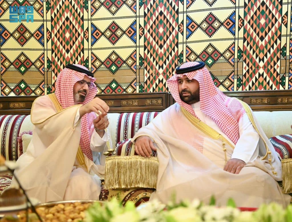 أمير منطقة جازان ونائبه يزوران شيخ شمل جزر فرسان