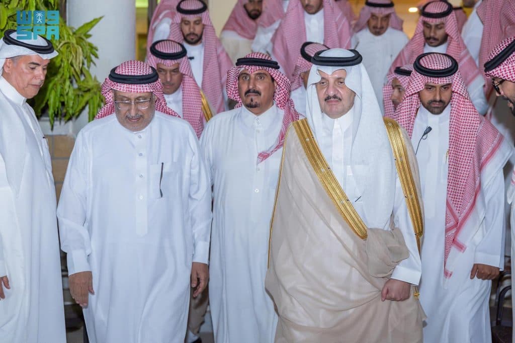 أمير المنطقة الشرقية يقدّم التعازي لأسرة العطيشان